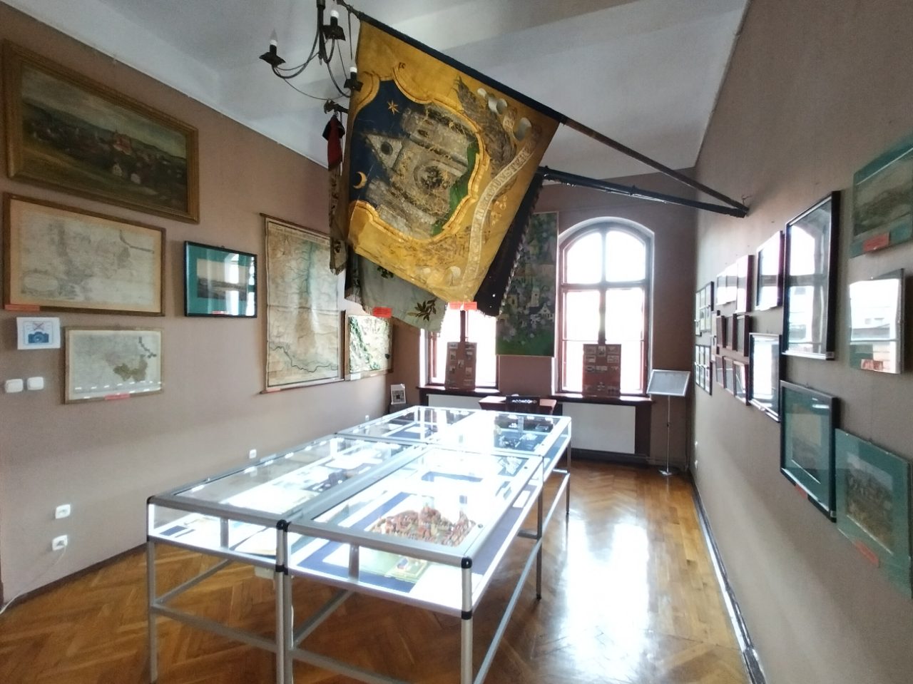 Sala poświęcona dziejom Ziębic – mapy, pieczęcie i sztandar